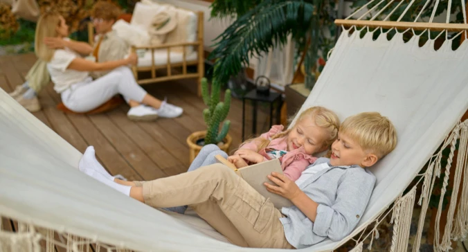 Taras dla rodziny z dziećmi: bezpieczne materiały i zabawowe strefy