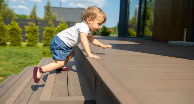 Taras dla rodziny z dziećmi - bezpieczne materiały i zabawowe strefy
